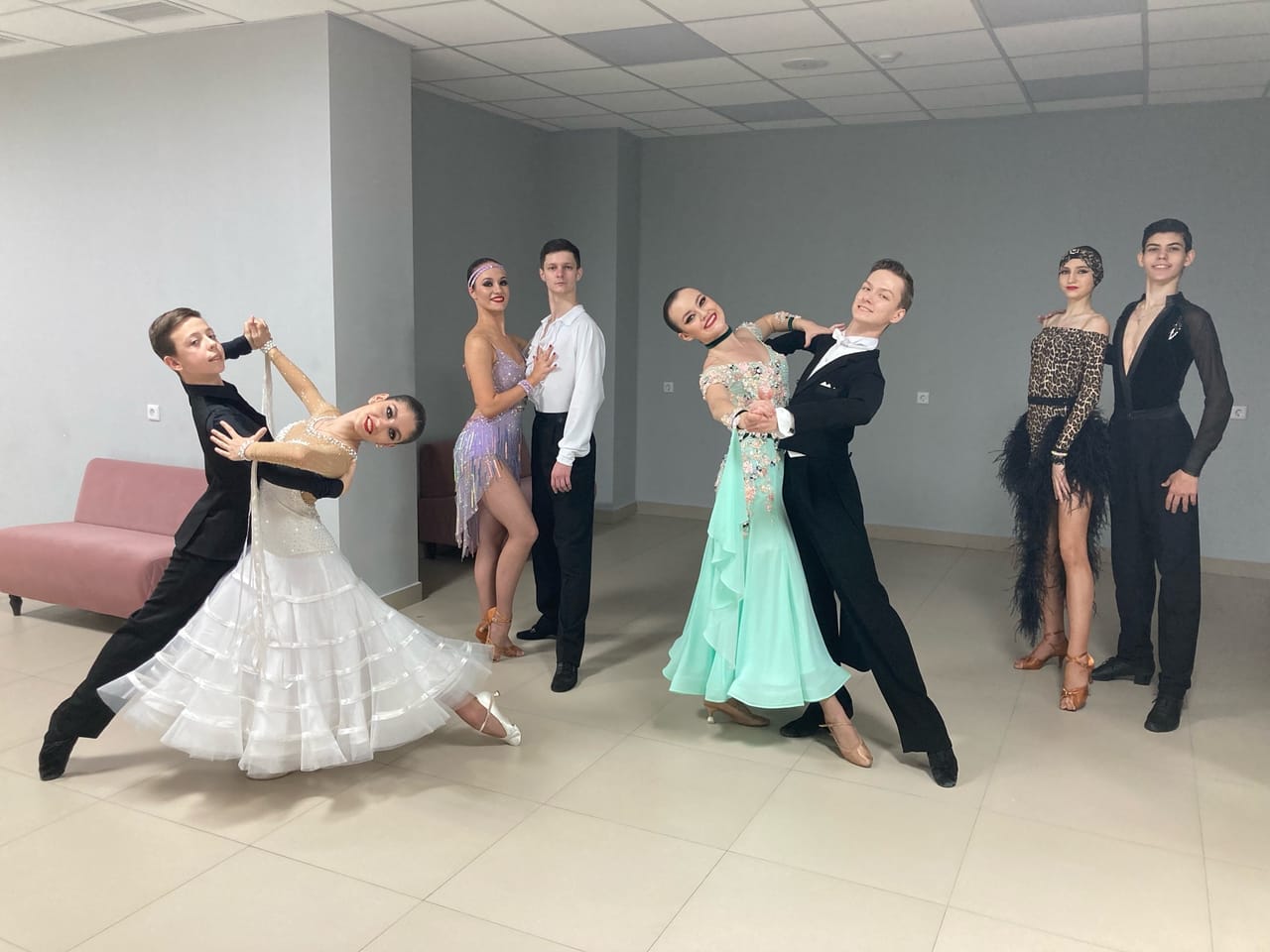 Пары ансамбля «Вариант» в костюмах европейской и латиноамериканской программ
