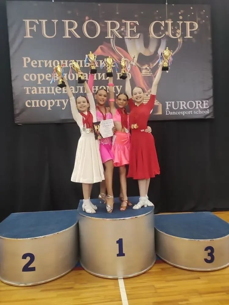 Юные танцовщицы «Варианта» на пьедестале почёта соревнований Furore Cup