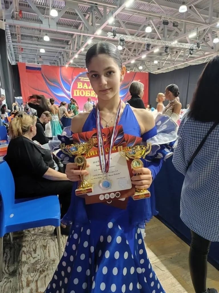 Танцовщица «Варианта» с кубком после финала турнира